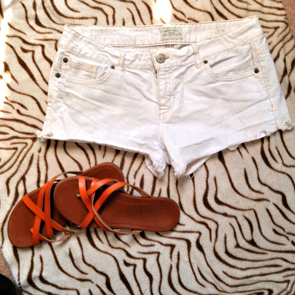 White Aeropostale shorts